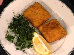 Vierkante gefrituurde garnaalkroketten van Piet Huysentruyt geserveerd met citroen en peterselie