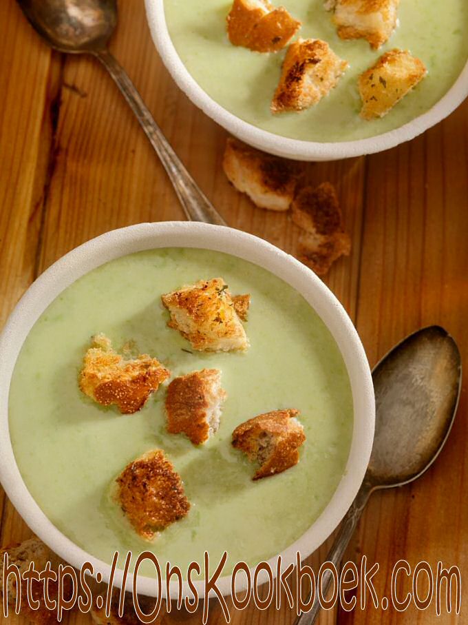 Komkommersoep met currypoeder