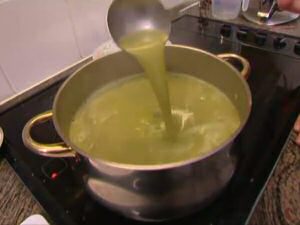 Vers gepureerde, warme komkommersoep met ui, look, prei en aardappel door Piet Huysentruyt uit SOS Piet