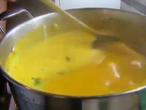 Net gepureerde pompoensoep in een Piet Huysentruyt soeppot